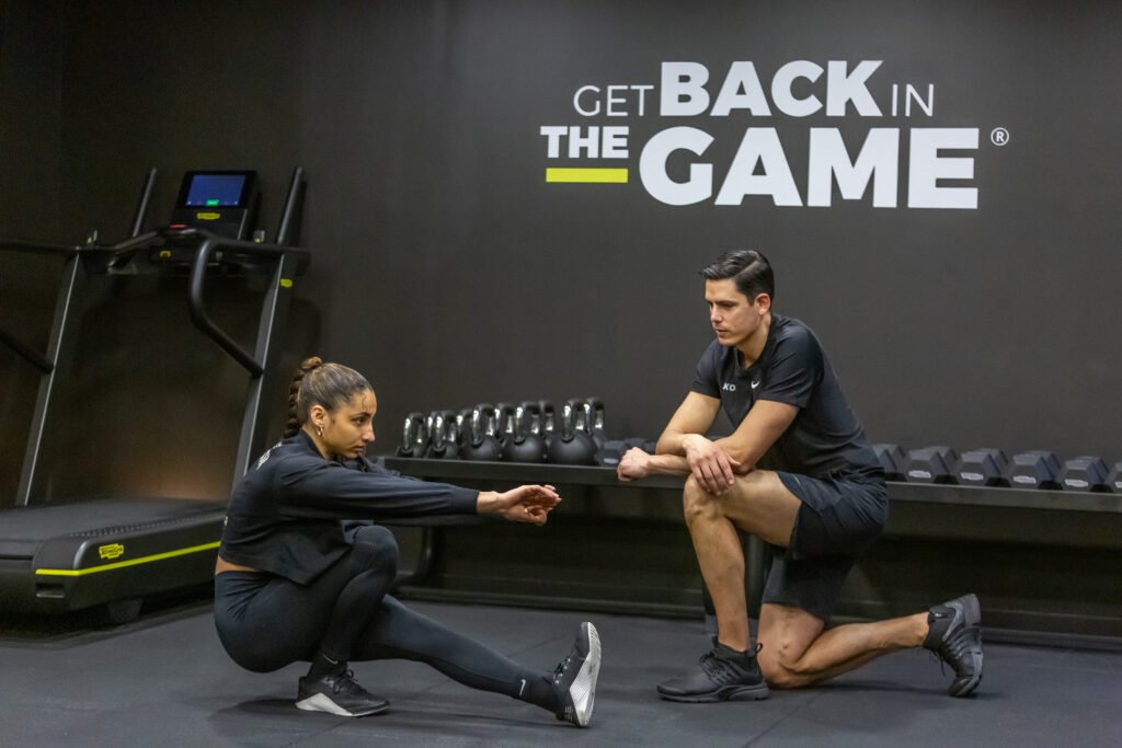 seance de kine du sport pour une reeducation du genou chez une sportive
