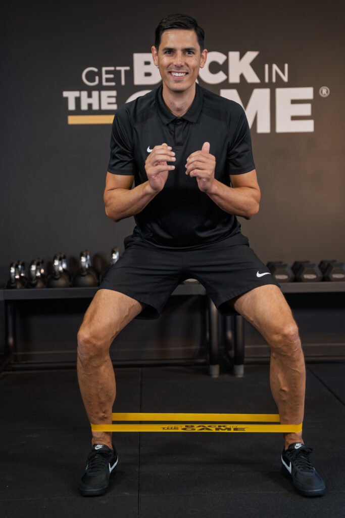 Thibault Vignais, kin&eacute;sith&eacute;rapeute du sport &agrave; Paris, r&eacute;alisant un exercice de renforcement fonctionnel en salle